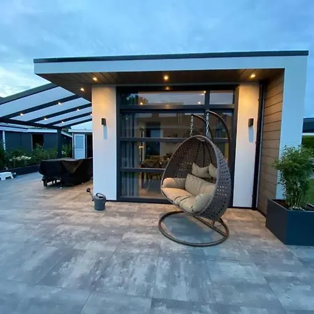 Luxus Cube Am Mit Schwimmbad In Nl Holiday home Lathum